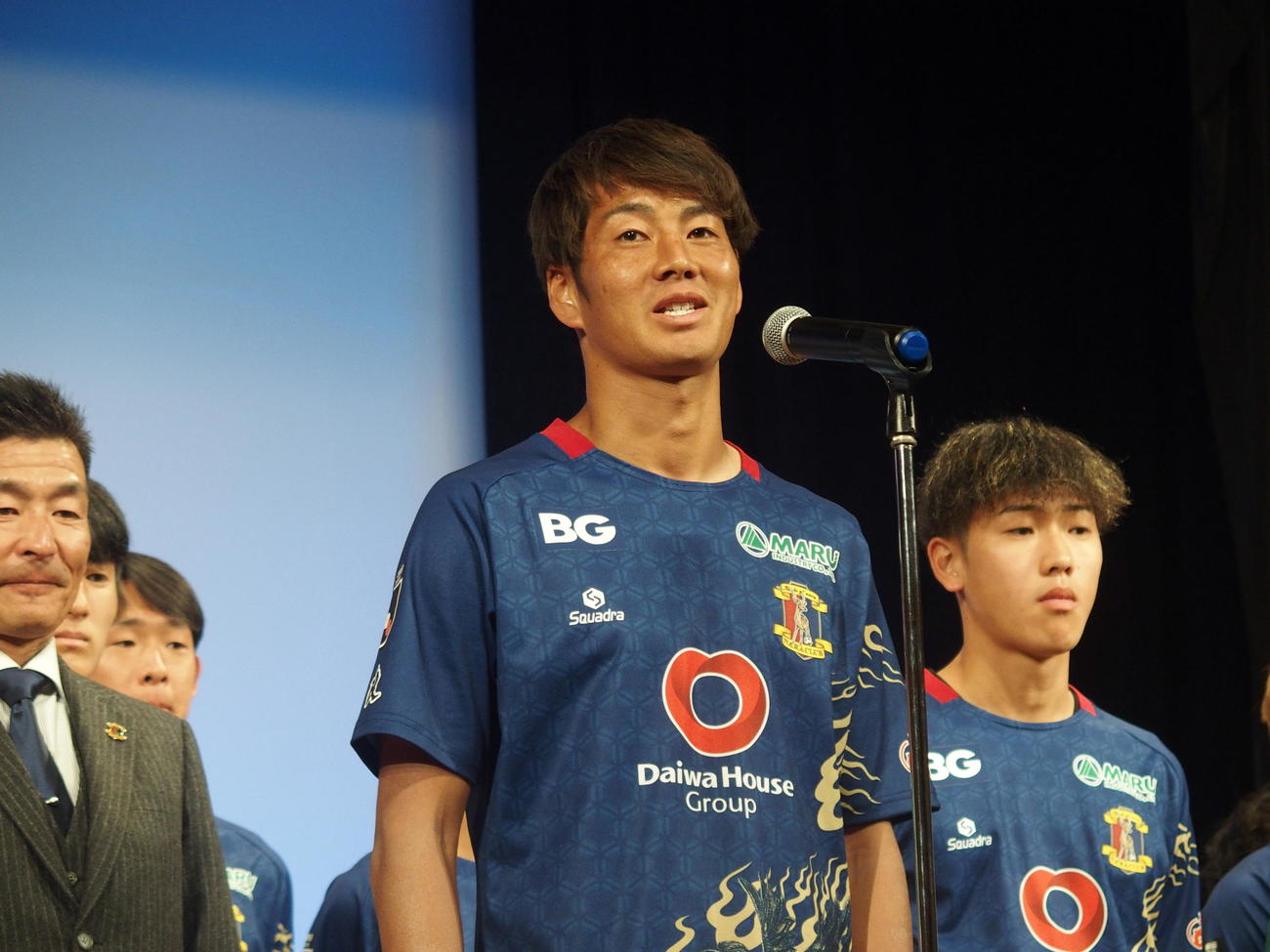 新体制発表会であいさつする奈良クラブDF鈴木大誠（撮影・永田淳）