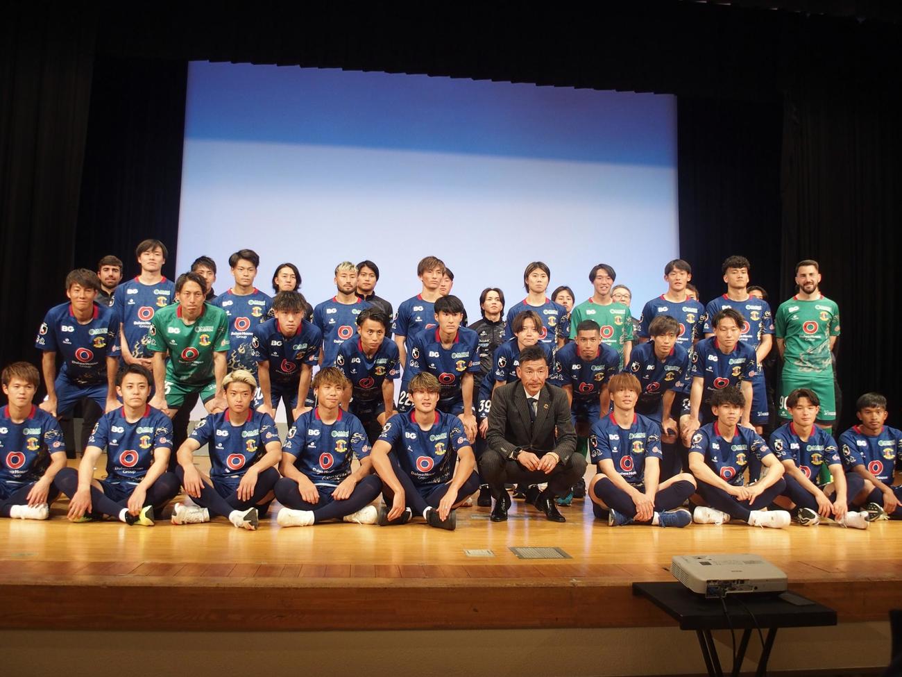 新体制発表会に参加した奈良クラブの選手・スタッフ（撮影・永田淳）