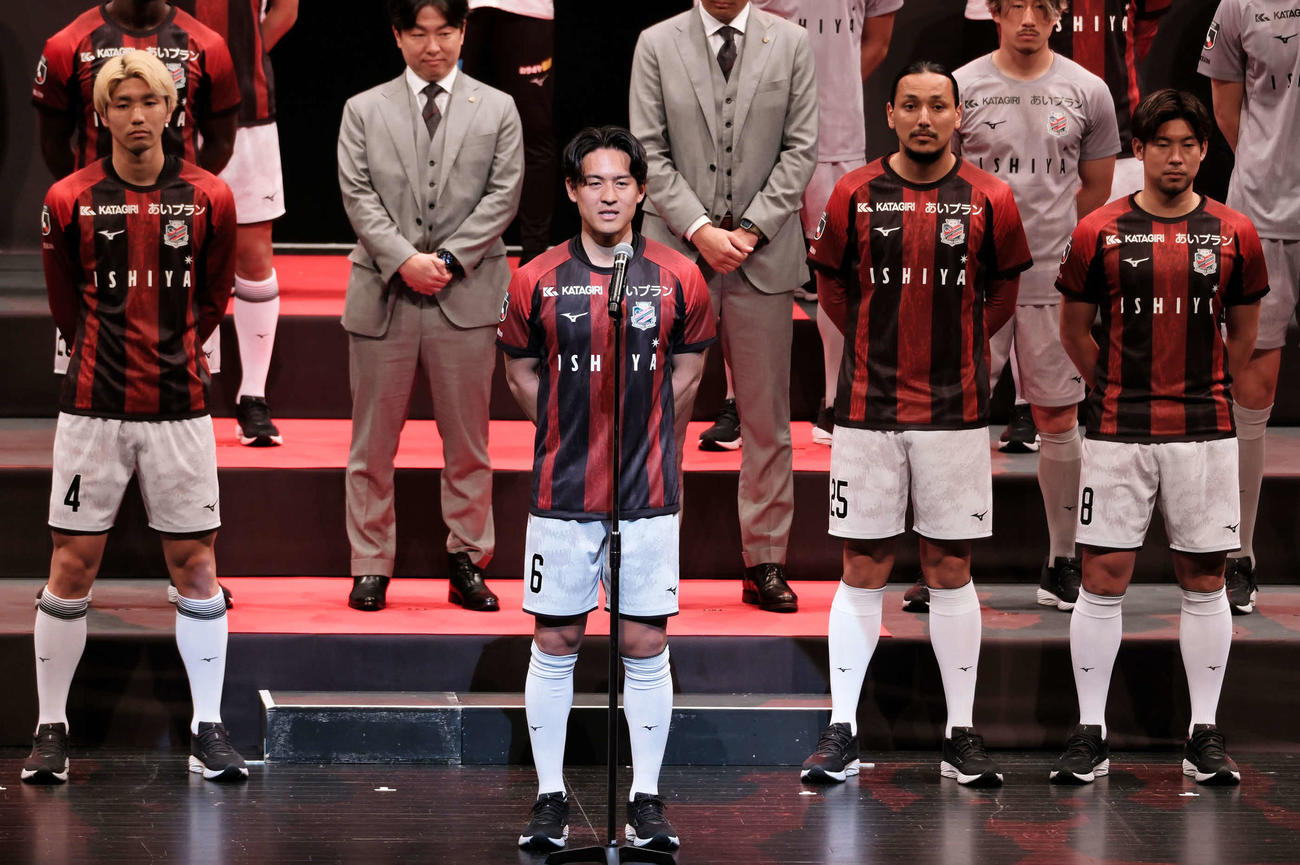 新主将に任命されたMF高嶺（左から2人目）