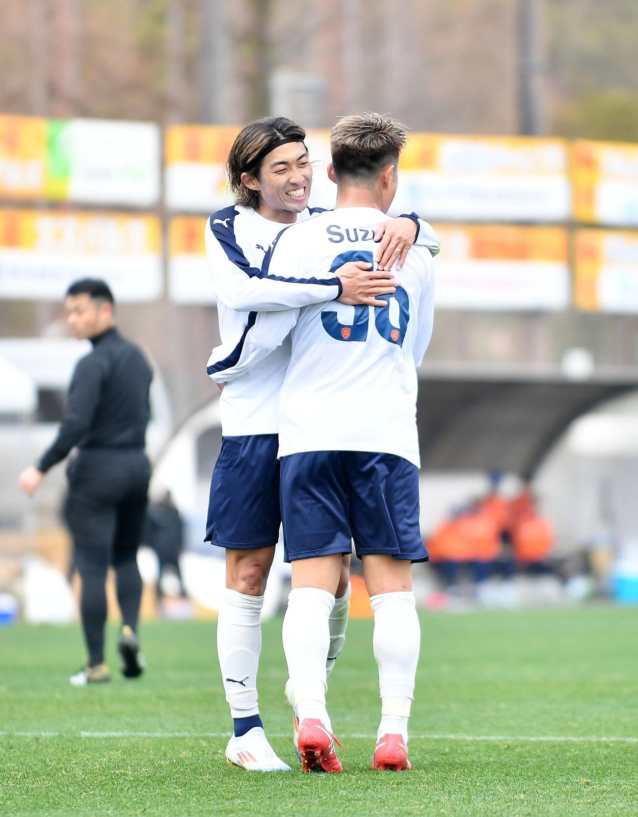 2人の連係でゴールを奪い、喜び合う清水小塚（左）と宇野