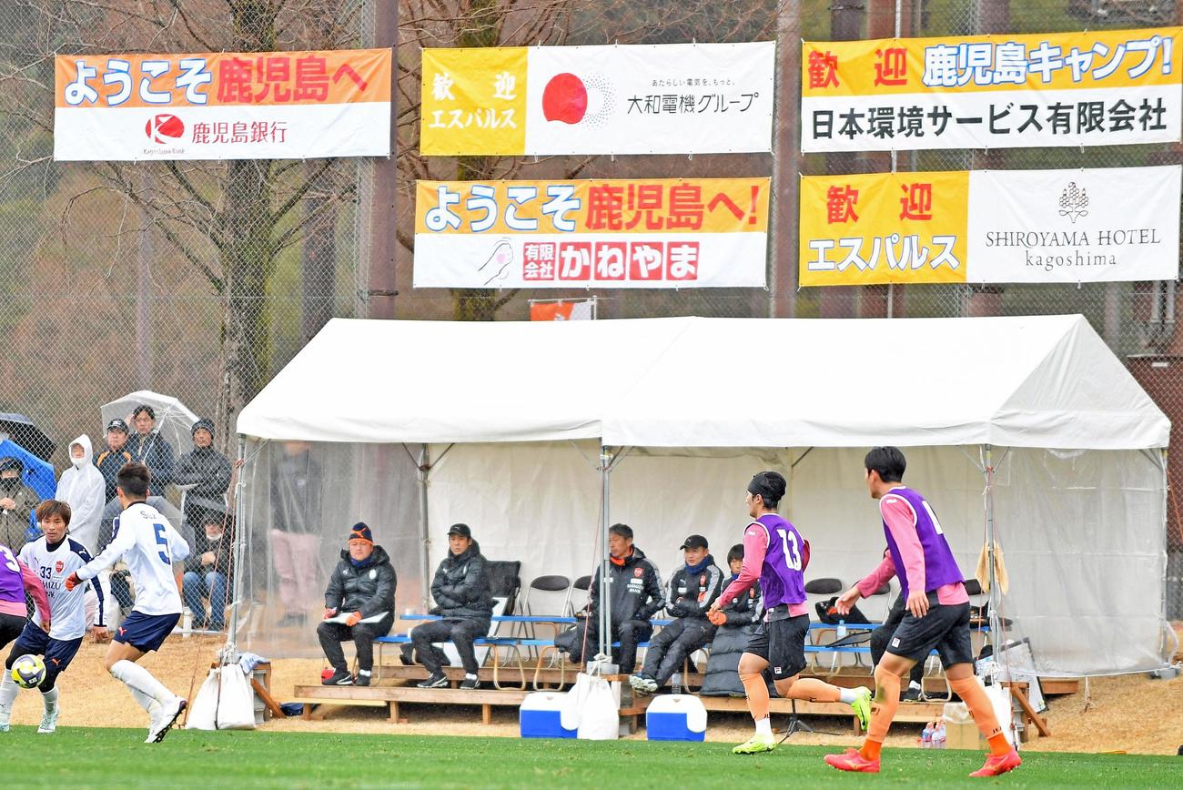 戦況を見つめる清水のスタッフ陣。左から3人目が秋葉監督