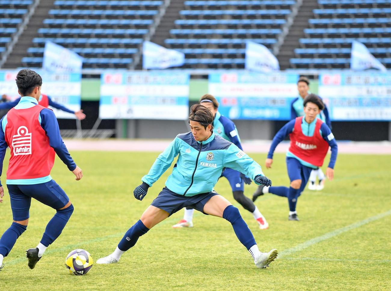ゲーム形式で調整する松原（中央）ら磐田の選手