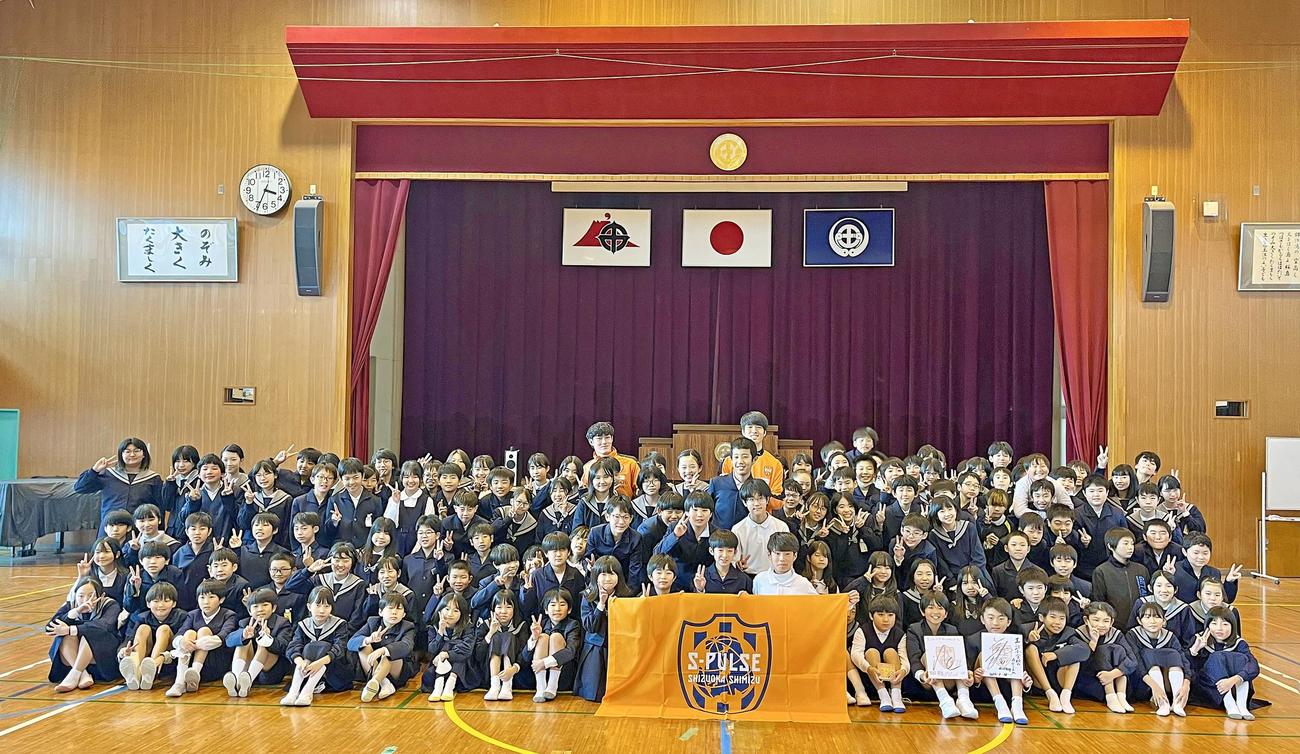 清水猪越と佐々木（後列中央）は鹿児島市内の玉江小を訪れ、5年生の児童らと記念撮影する