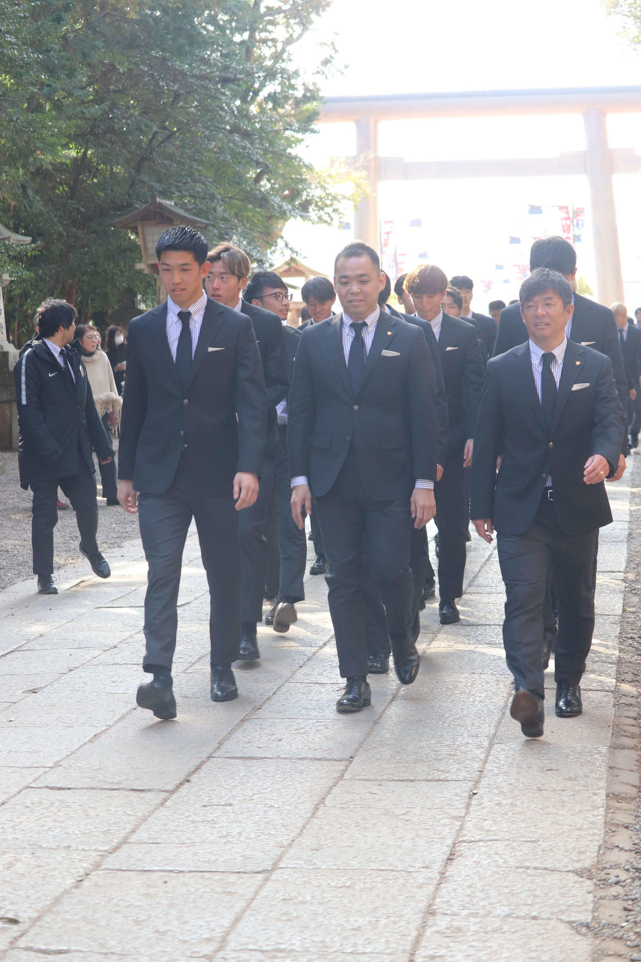 必勝祈願で鹿島神宮を参拝した鹿島の（前列左から）GK早川、小泉文明社長、鬼木達監督ら鹿島イレブン