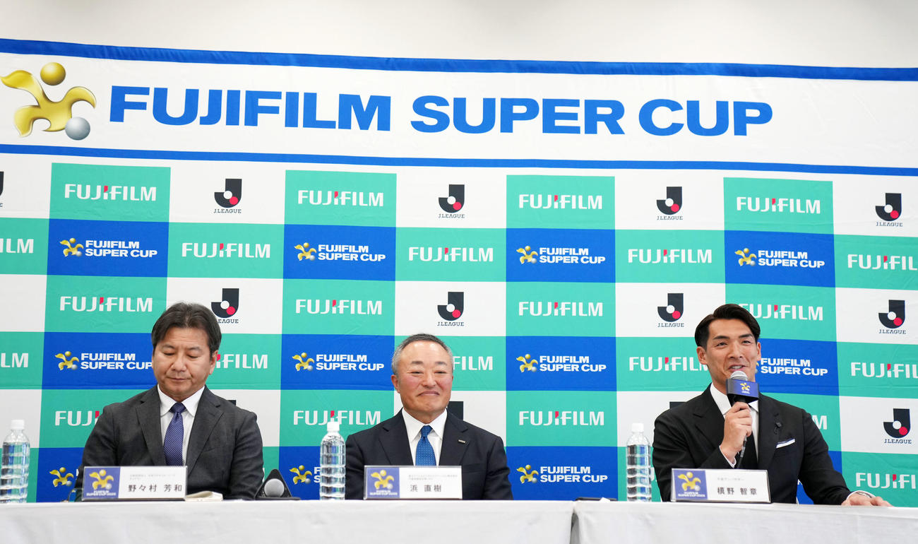 記者発表会に登壇した、左から野々村芳和チェアマン、富士フイルムの浜直樹社長、大会アンバサダーの槙野智章氏（撮影・横山健太）