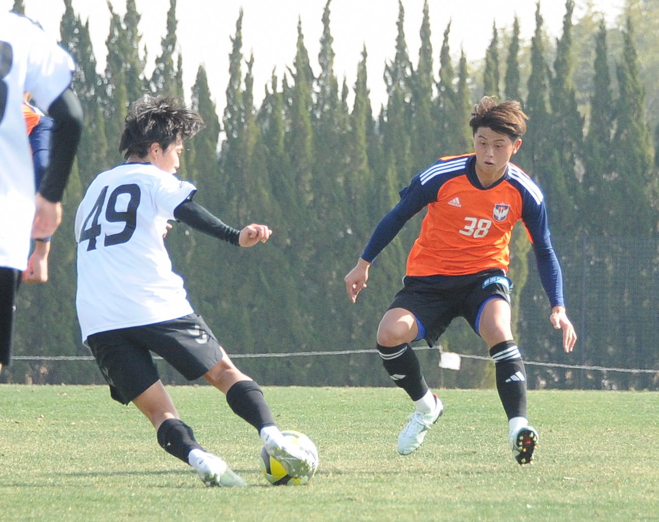 今季初実戦となったJ3金沢との練習試合でボールを奪いに行く森（右）（撮影・小林忠）