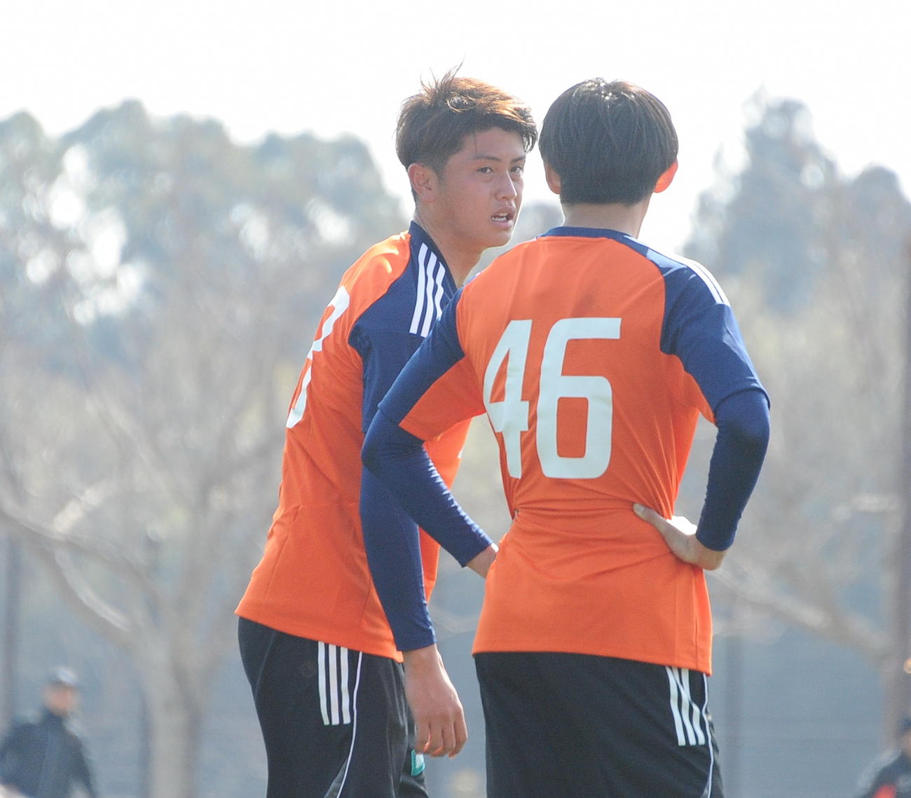 今季初実戦となったJ3金沢との練習試合でチームメートと意見交換する森（左）（撮影・小林忠）