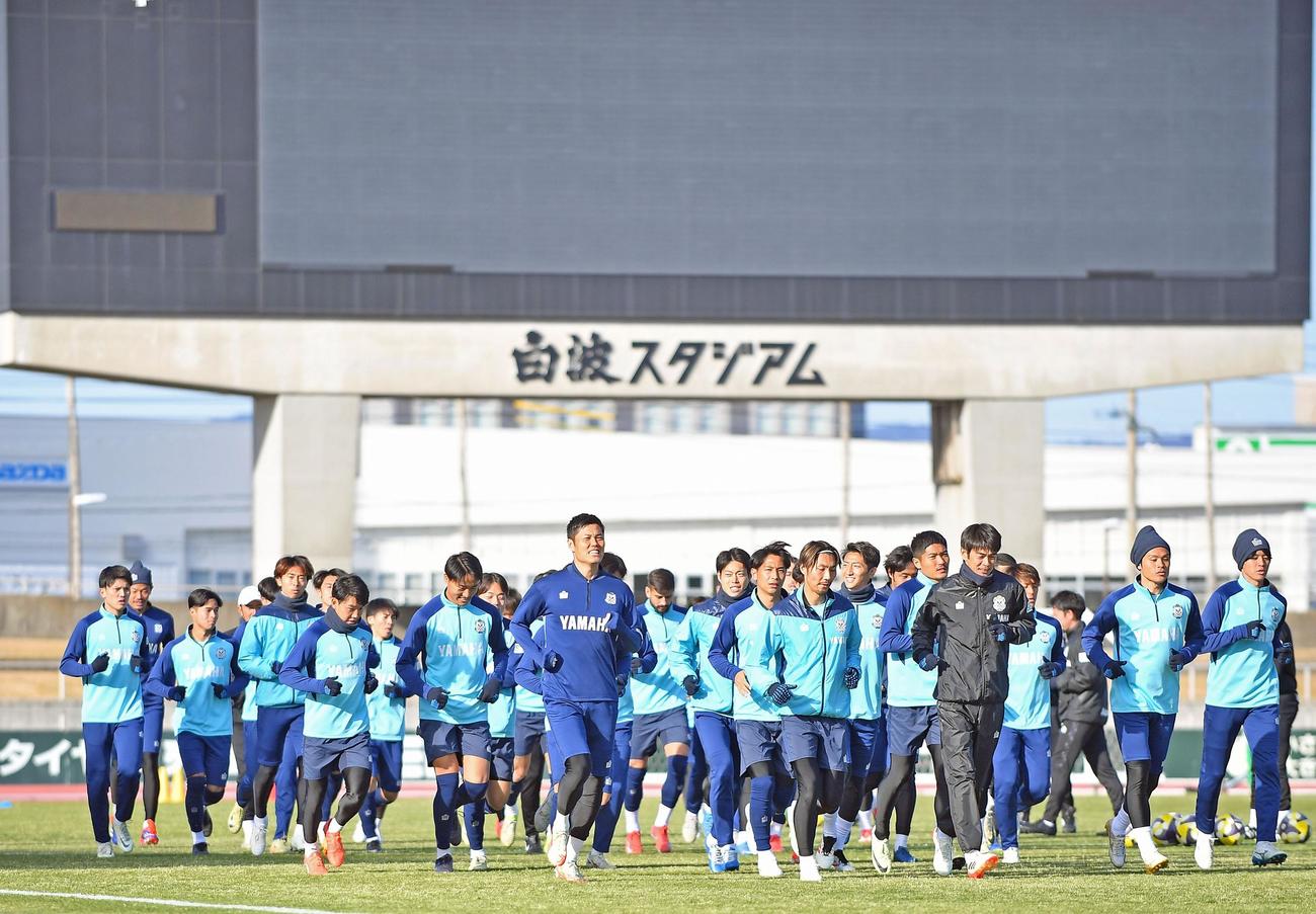 クールダウンでジョギングする磐田川島（中央）