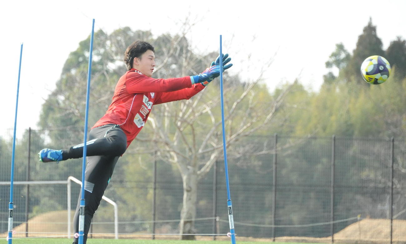 シュートに飛びつく藤田（撮影・小林忠）