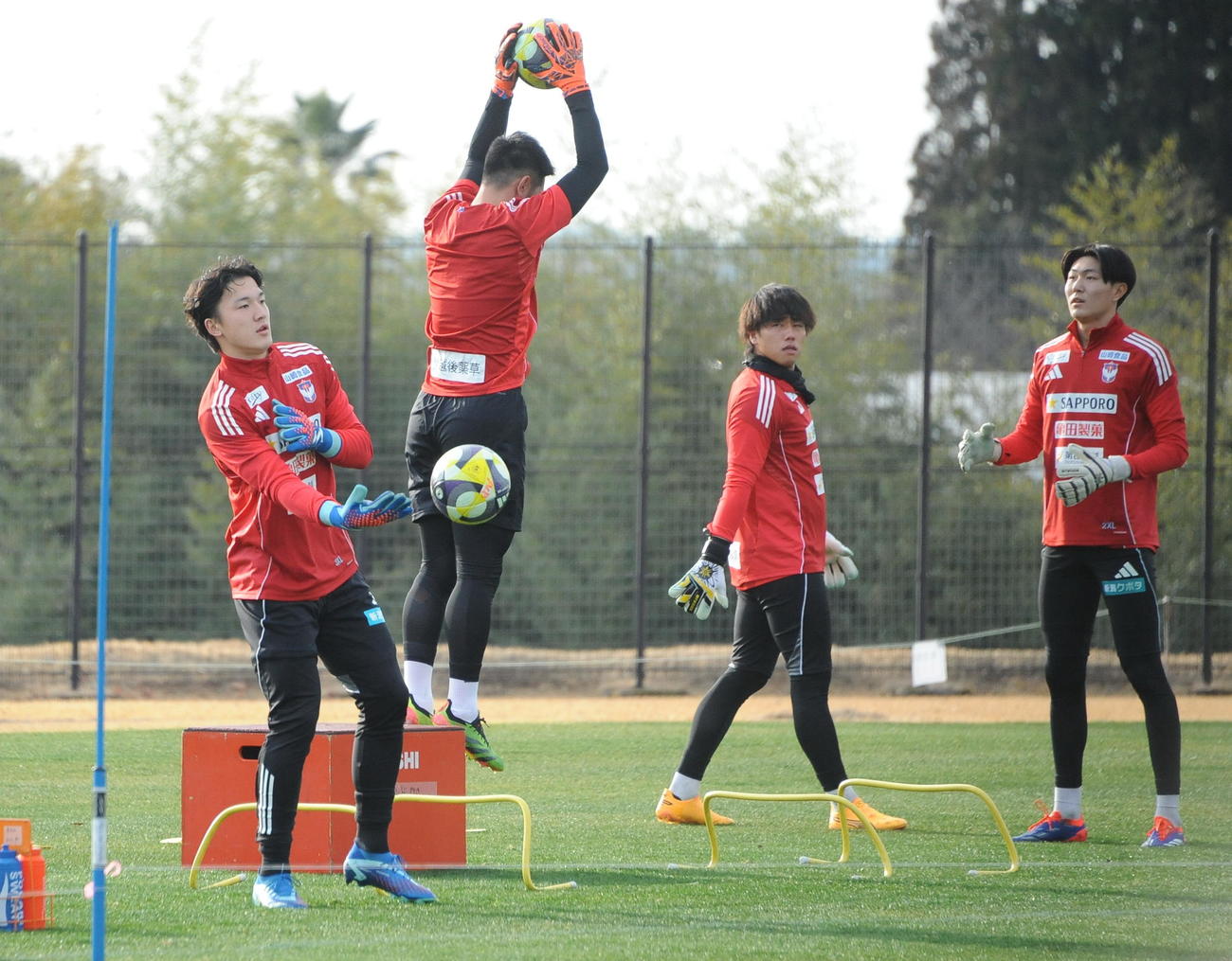 GK練習に臨む藤田（左）（撮影・小林忠）