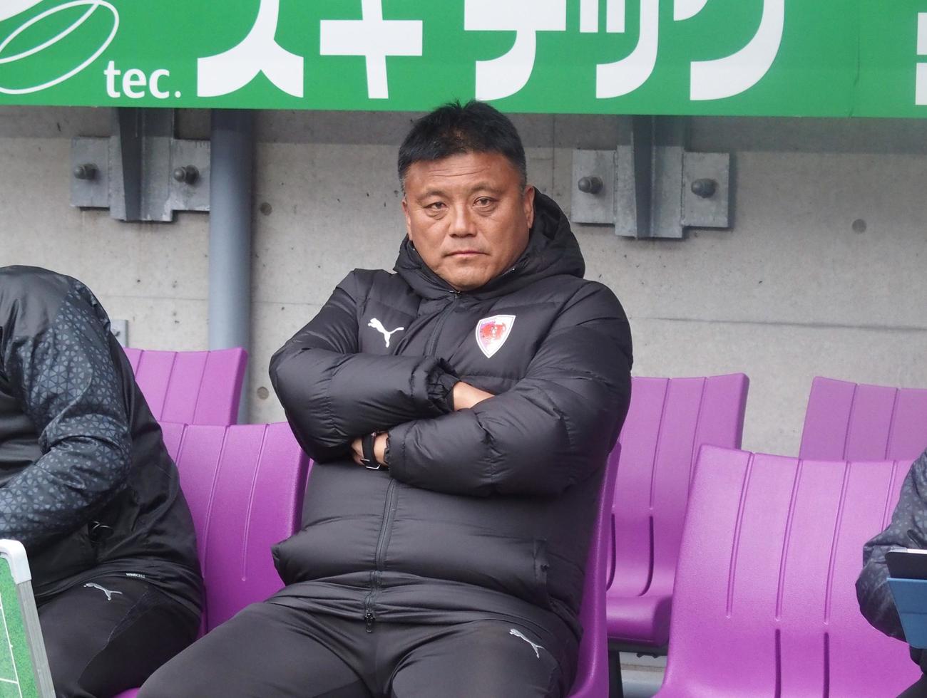 愛媛FCとの練習試合でベンチに入る京都の曹貴裁監督（撮影・永田淳）