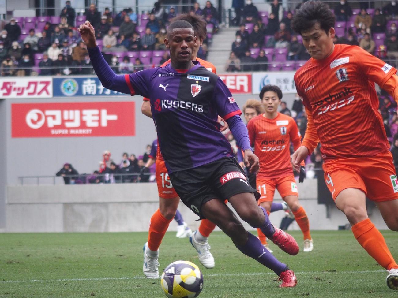 愛媛FCとの練習試合でボールを追う京都の新加入MFジョアン・ペドロ（撮影・永田淳）