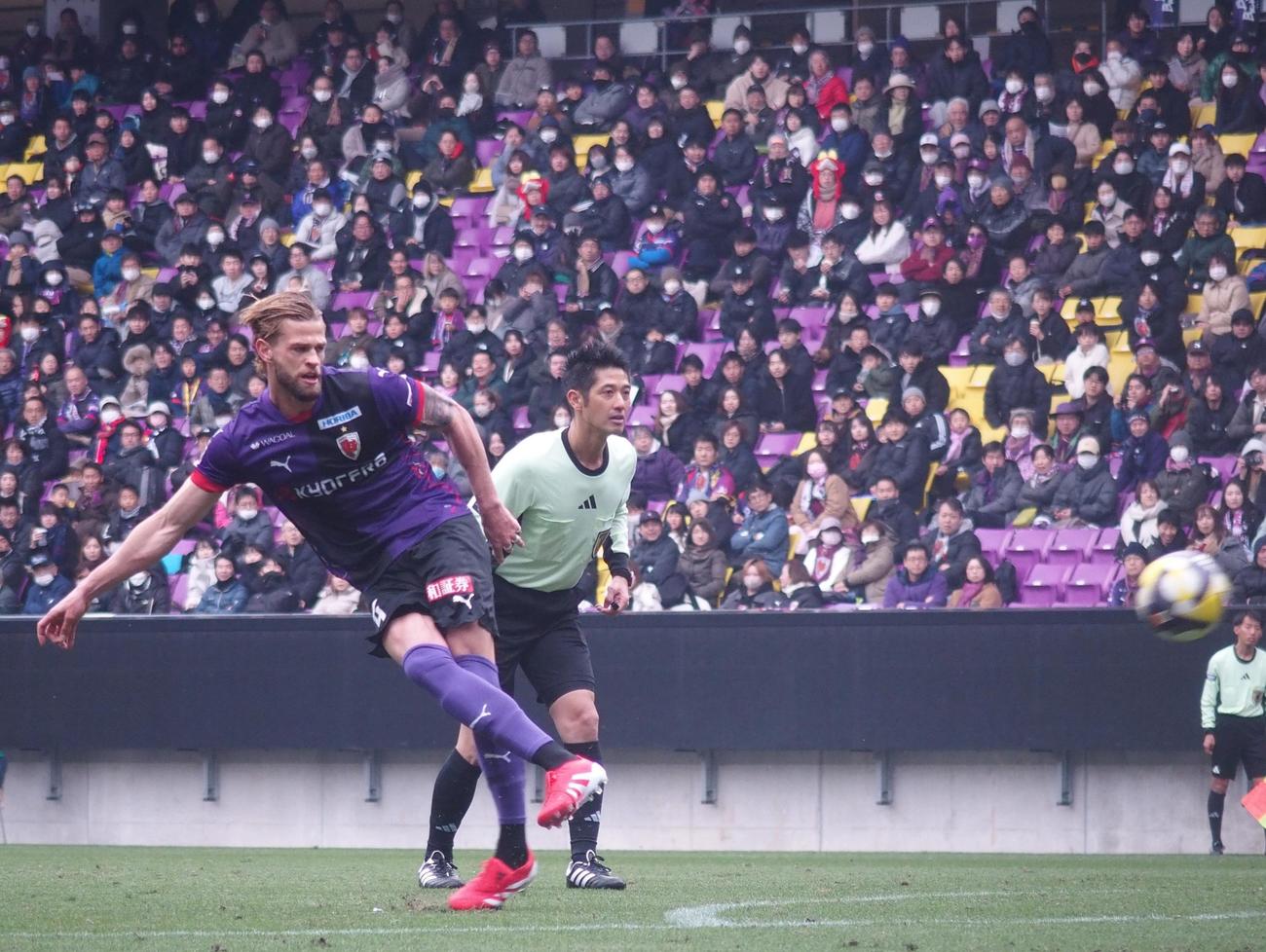 愛媛FCとの練習試合で直接FKを蹴る京都サンガF.C.の新加入DFパトリック・ウィリアム（撮影・永田淳）