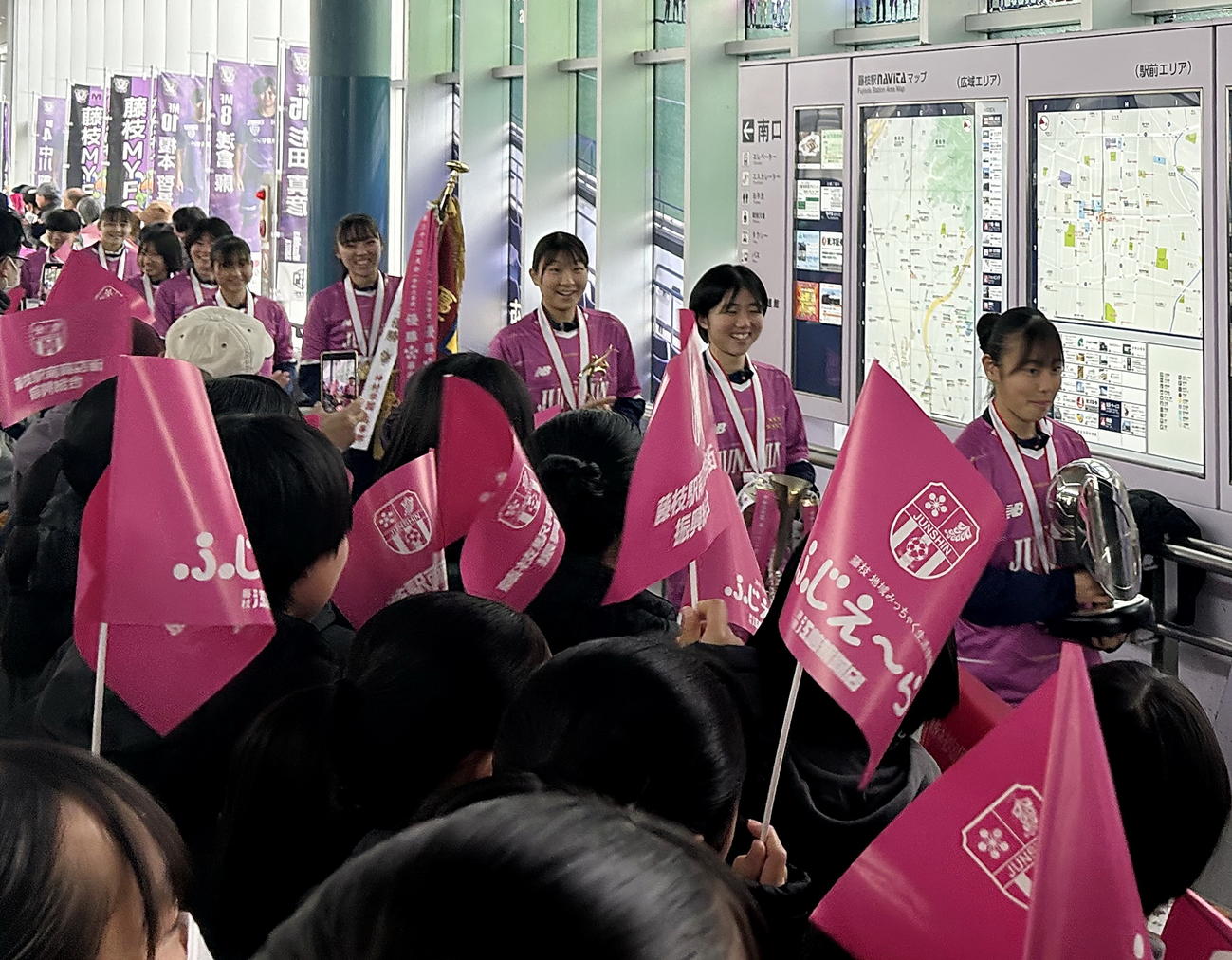 多くの市民に迎えられ、優勝報告会に向かう藤枝順心の選手たち