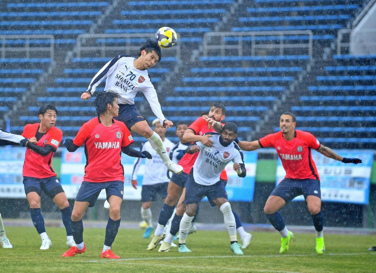 CKで競り合う清水と磐田の選手たち。左から3人目の清水高木がヘディングでゴールに迫る