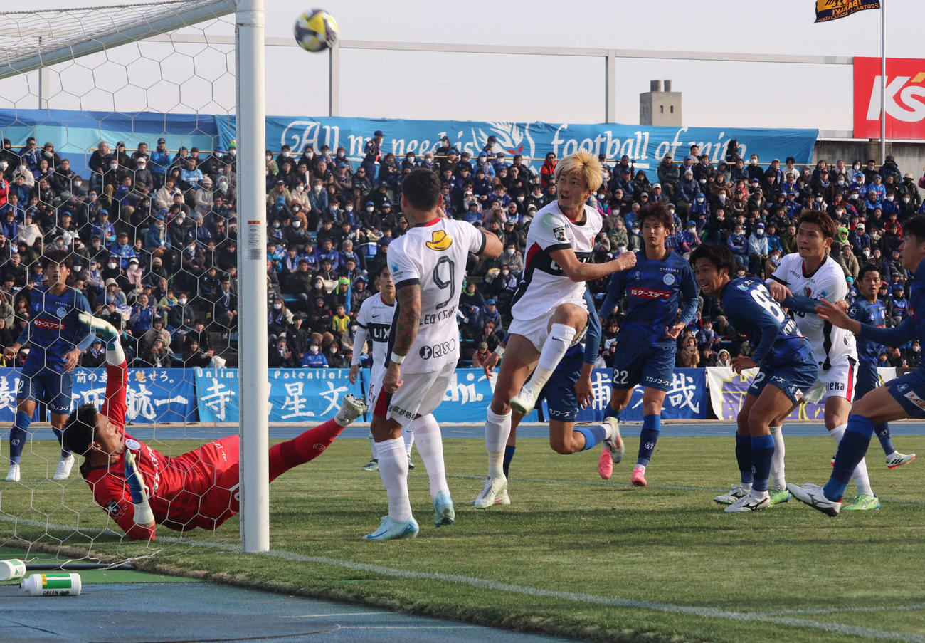 前半34分、コーナーキックの流れからFW鈴木優磨（左から2人目）がシュートを放つが惜しくも枠外