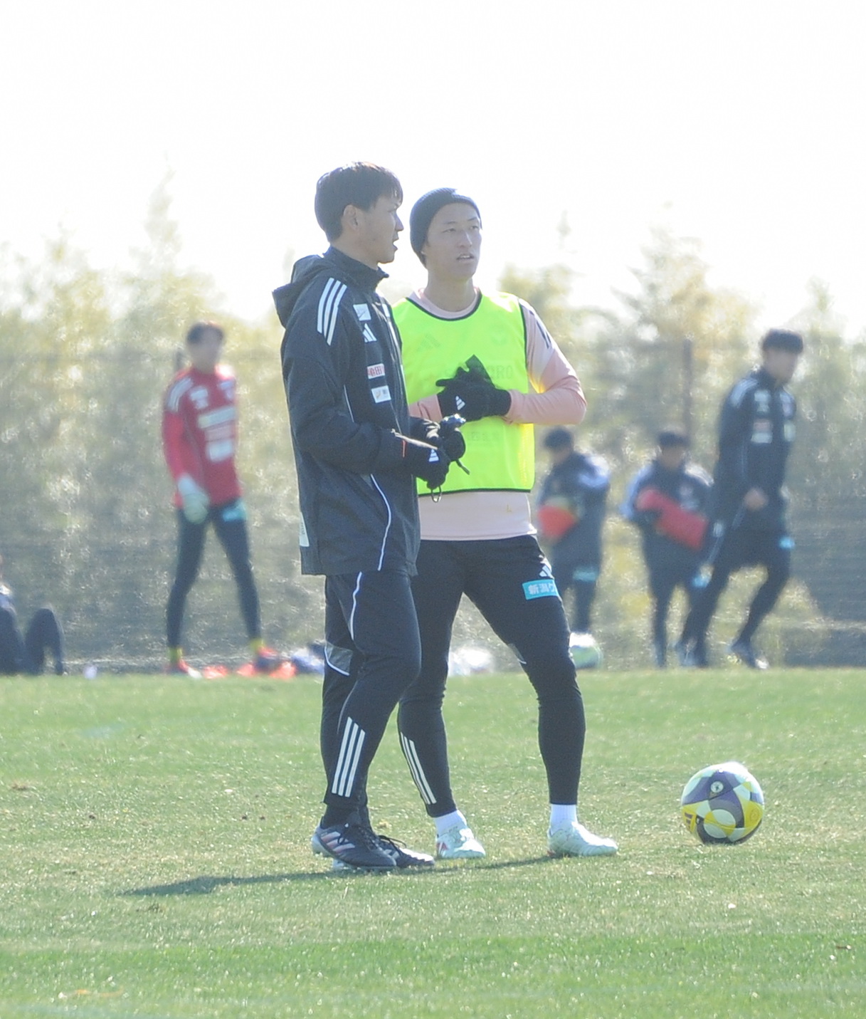 宮崎キャンプで秋山（右）と意見交換する吉本新ヘッドコーチ（撮影・小林忠）