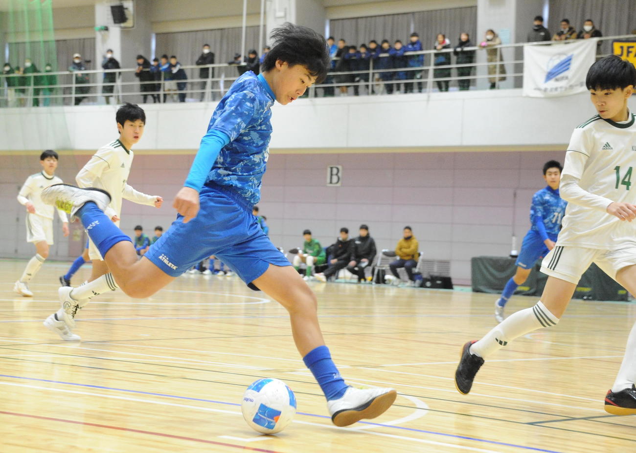左足でシュートを放つ長岡JYFC Aleqriaの倉茂（左）（撮影・小林忠）　