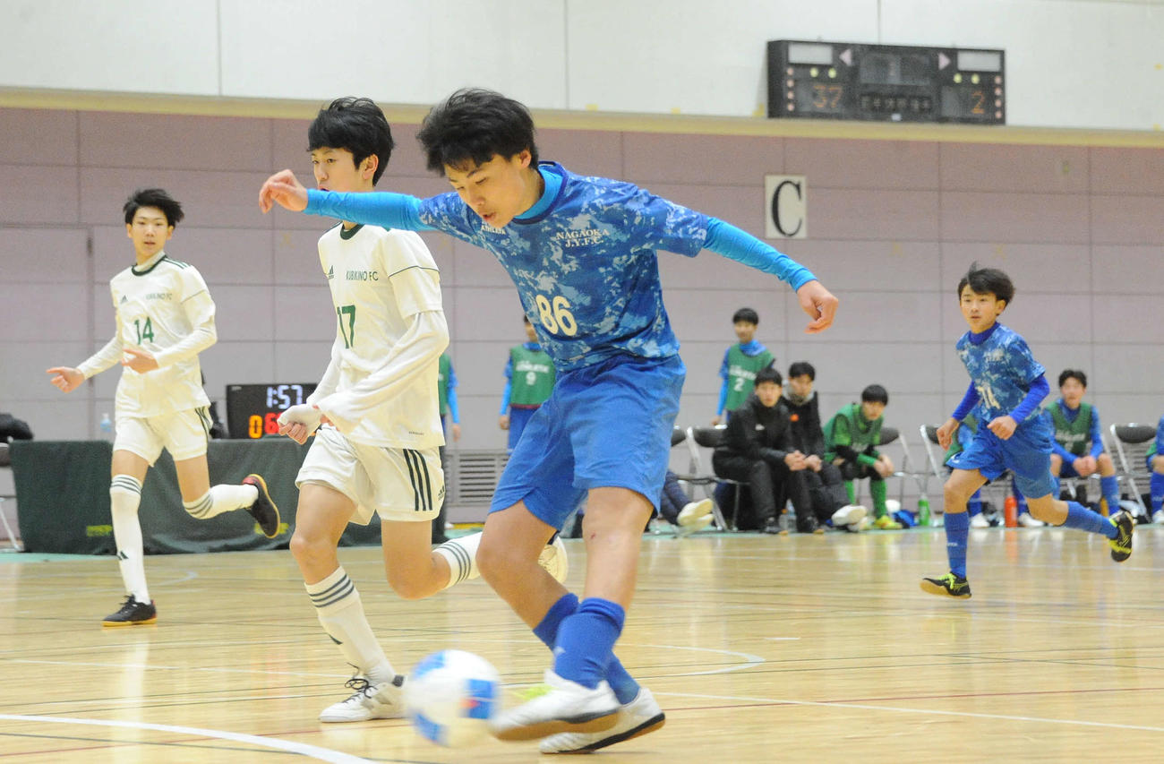 左足でシュートを放つ長岡JYFC Aleqriaの倉茂（手前）（撮影・小林忠）　