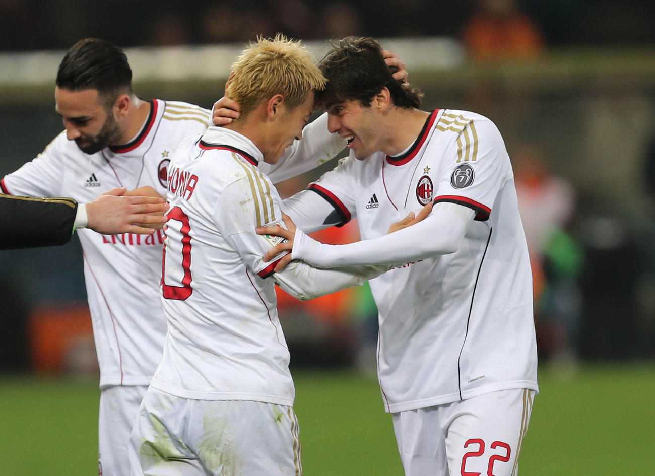 4月、セリエA初ゴールを決め、カカ（右）に祝福されるACミラン本田