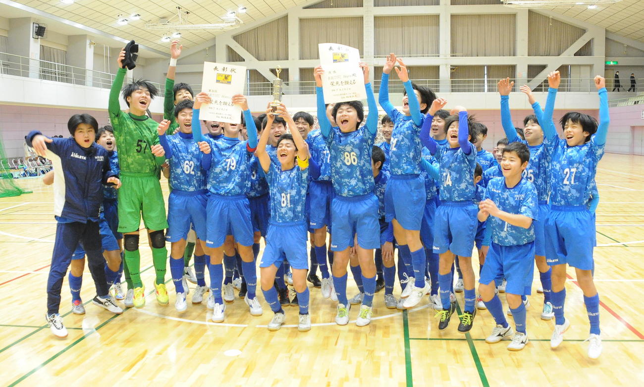 優勝の長岡JYFC Aleqriaと3位の同Abracoの選手たちが北信越大会進出を喜ぶ（撮影・小林忠）　