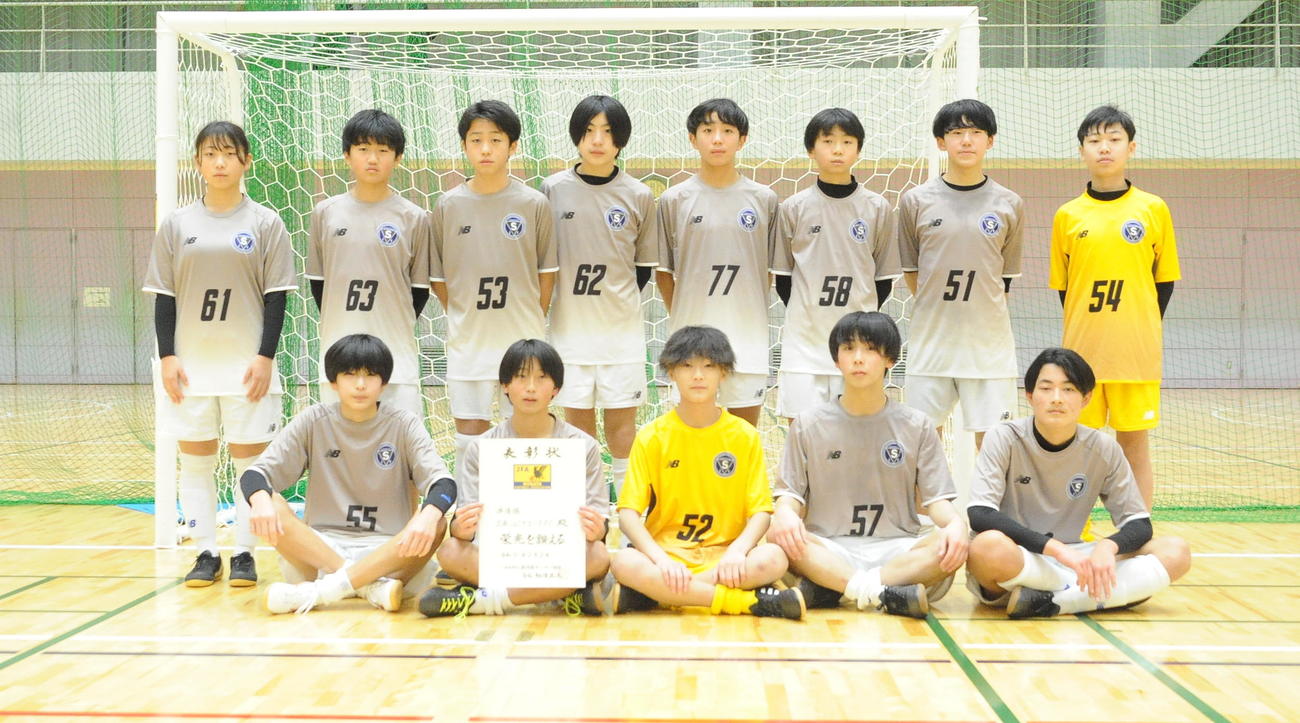 準優勝で初の北信越大会進出を決めた三条ジュニアユースFC（撮影・小林忠）　