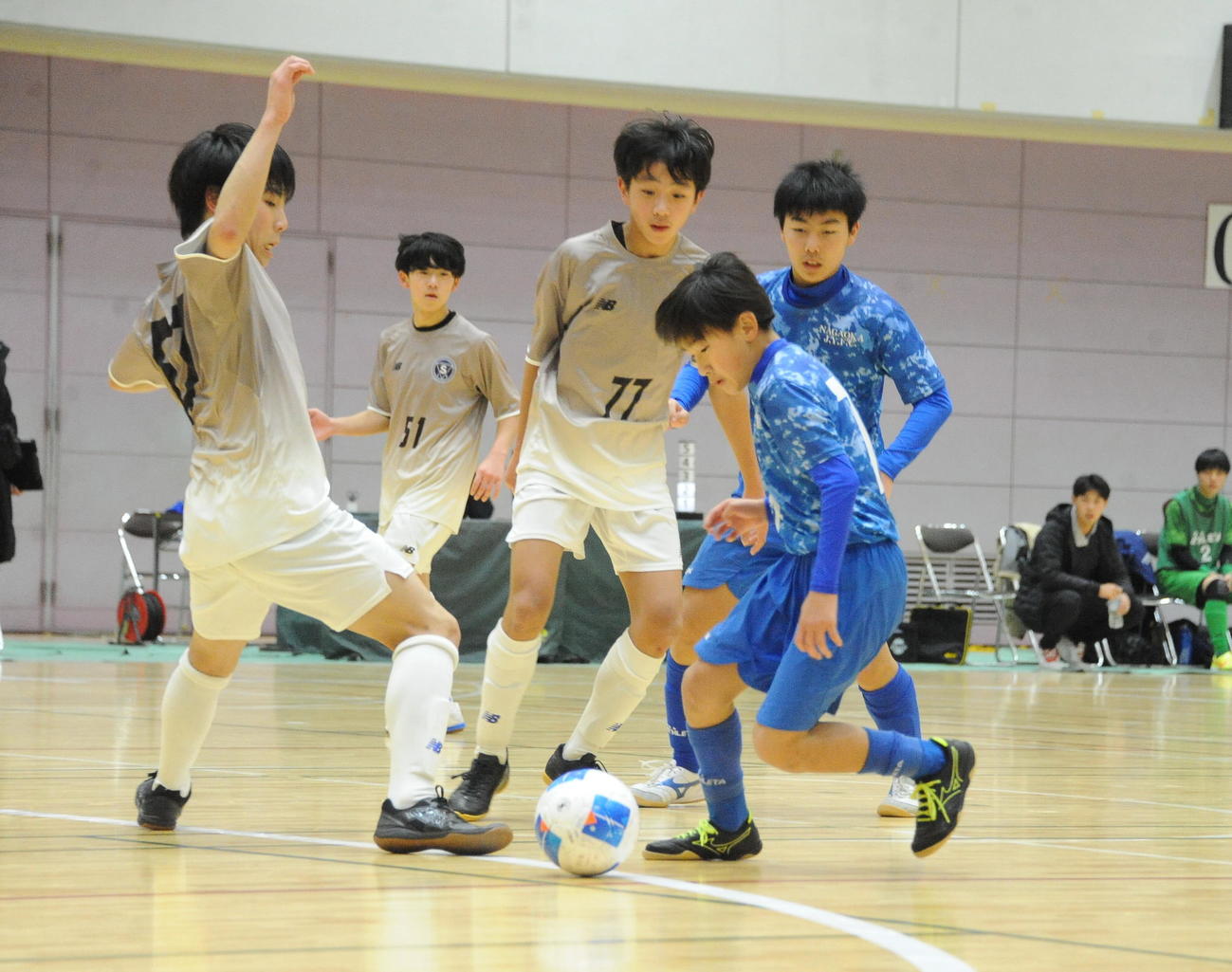 ドリブルを仕掛ける長岡JYFC Aleqriaの中沢（手前右）（撮影・小林忠）　
