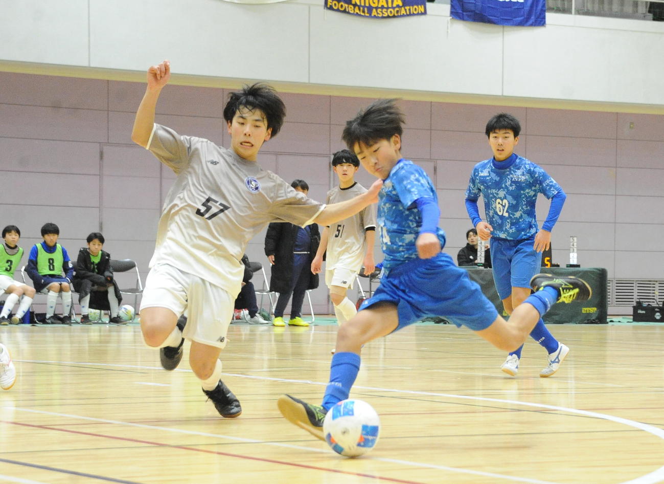 左足でシュートを放つ長岡JYFC Aleqriaの中沢（手前右）（撮影・小林忠）　