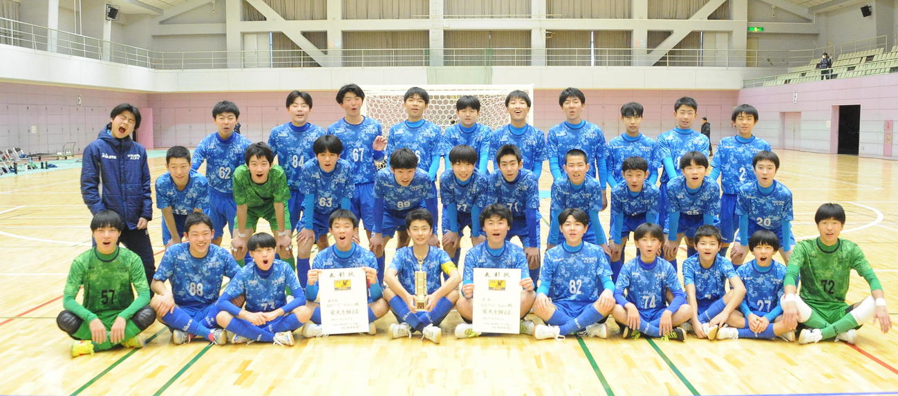 優勝の長岡JYFC Aleqriaと3位の同Abracoの選手たちが北信越大会進出を喜ぶ（撮影・小林忠）　