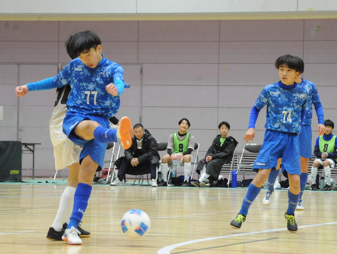 先制点をお膳立てする長岡JYFC Aleqriaの中沢（右）（撮影・小林忠）　