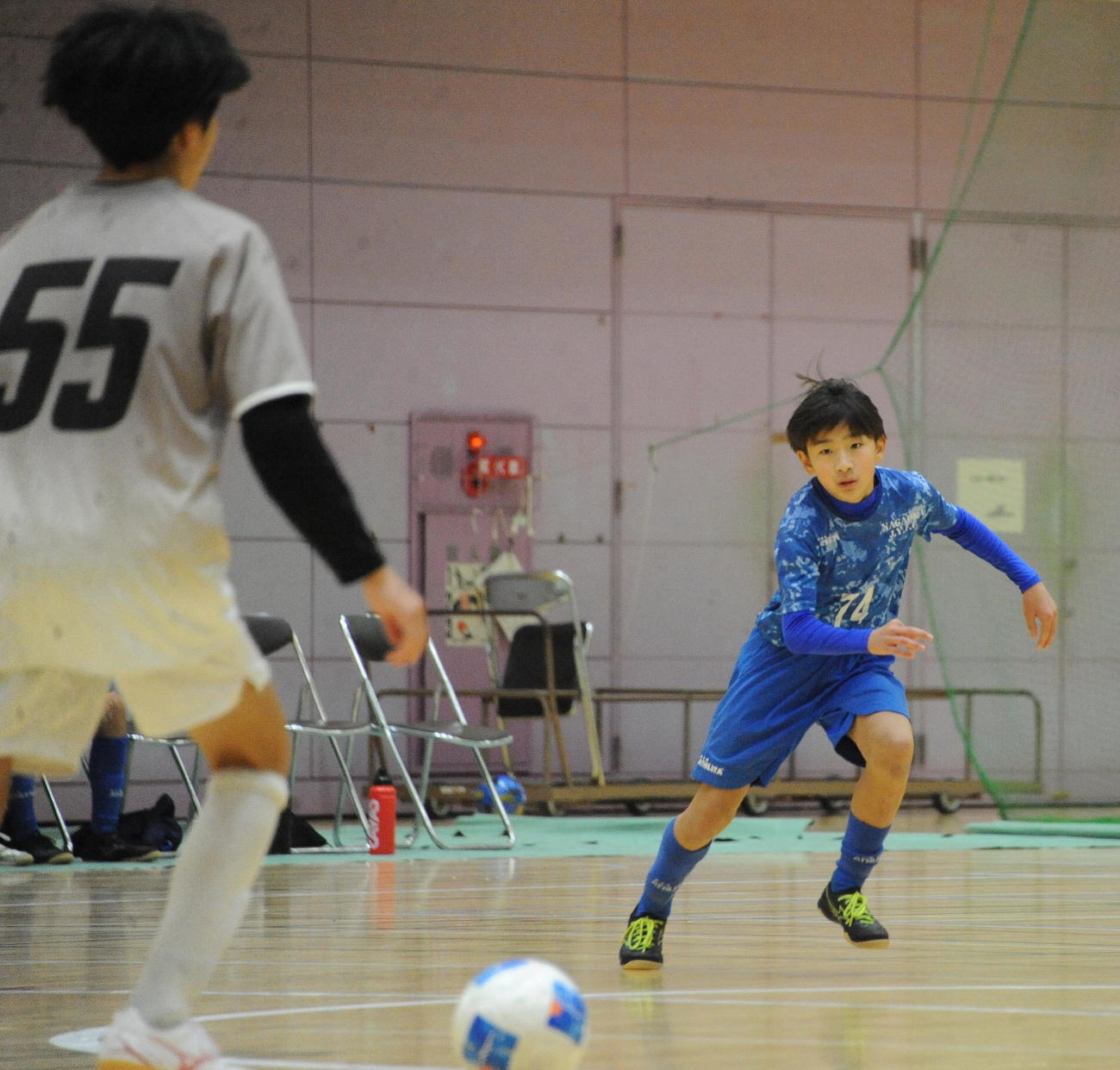 ボールにアタックする長岡JYFC Aleqriaの中沢（右）（撮影・小林忠）　