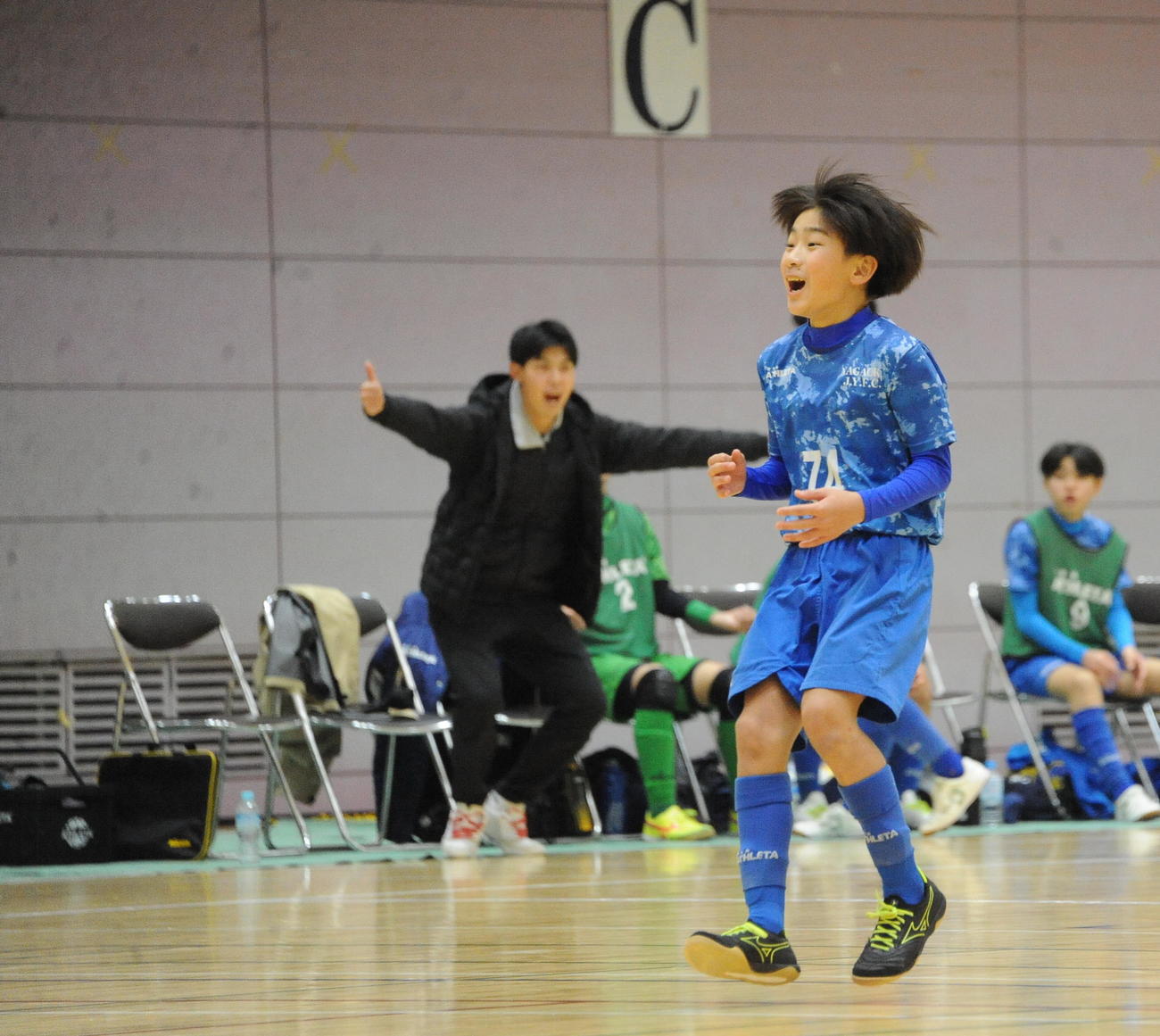 チームメートの得点を喜ぶ長岡JYFC Aleqriaの中沢（右）（撮影・小林忠）　