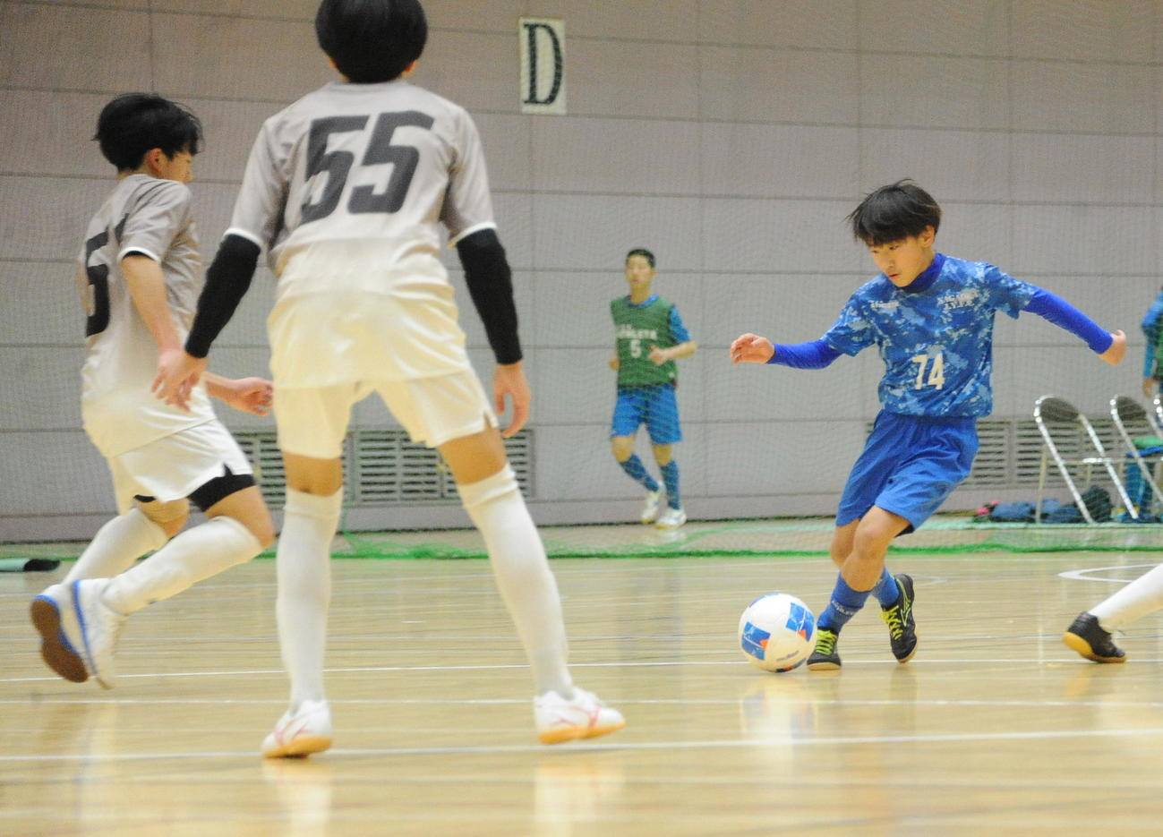 ドリブルを仕掛ける長岡JYFC Aleqriaの中沢（右）（撮影・小林忠）　