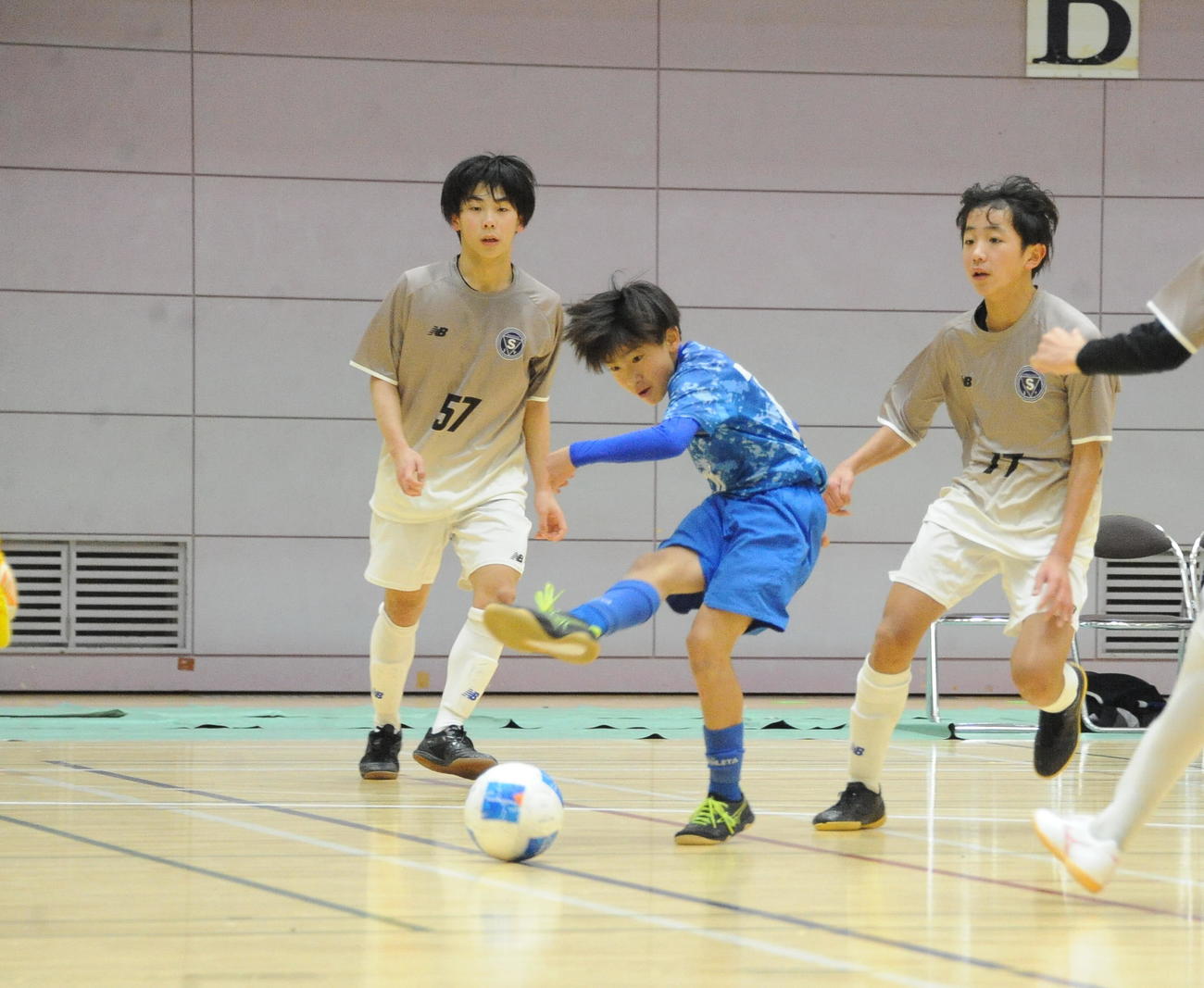 利き足と逆足でシュートを放つ長岡JYFC Aleqriaの中沢（中央）（撮影・小林忠）　