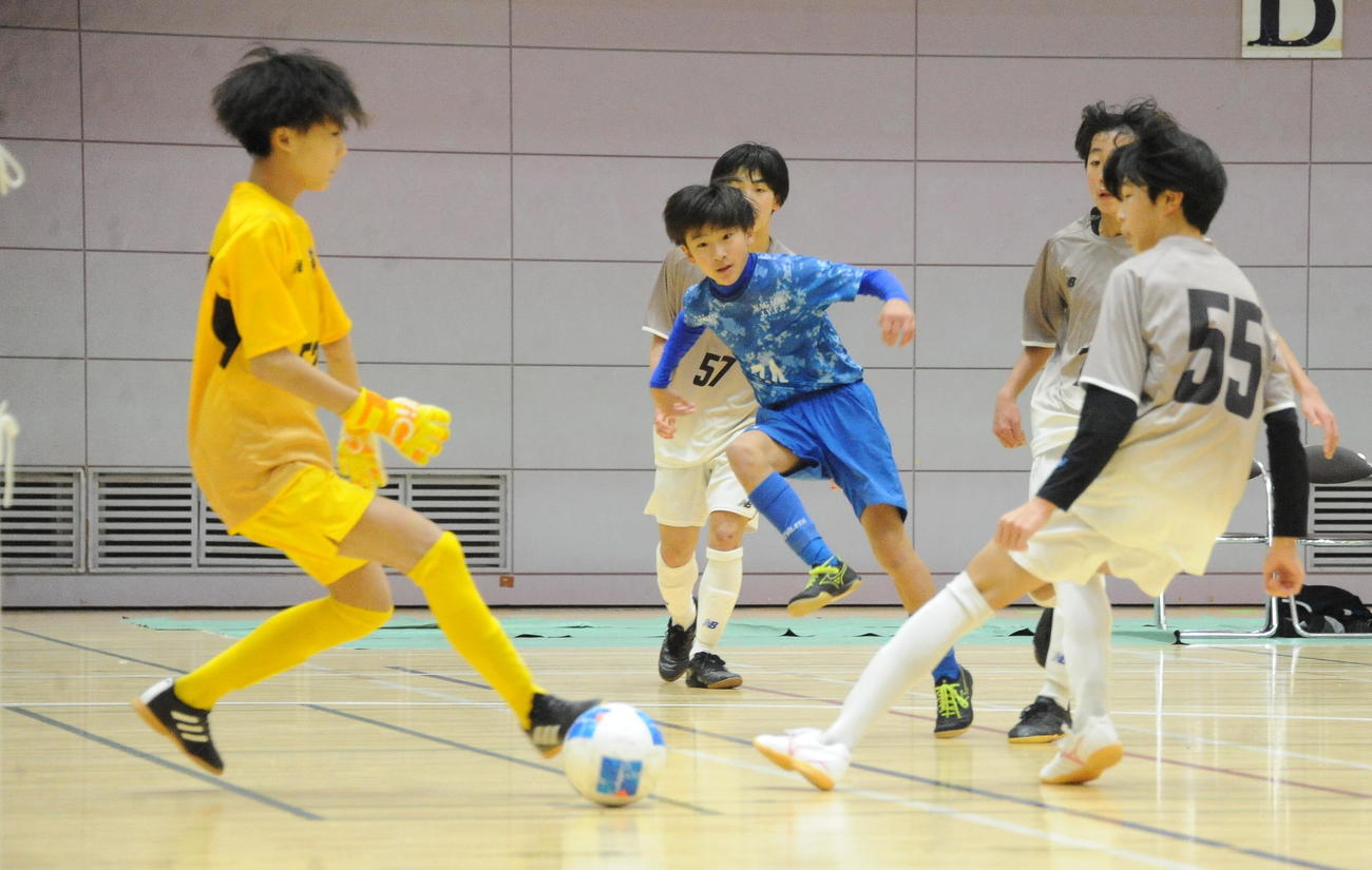 利き足と逆の右足でシュートを放つ長岡JYFC Aleqriaの中沢（中央）（撮影・小林忠）　