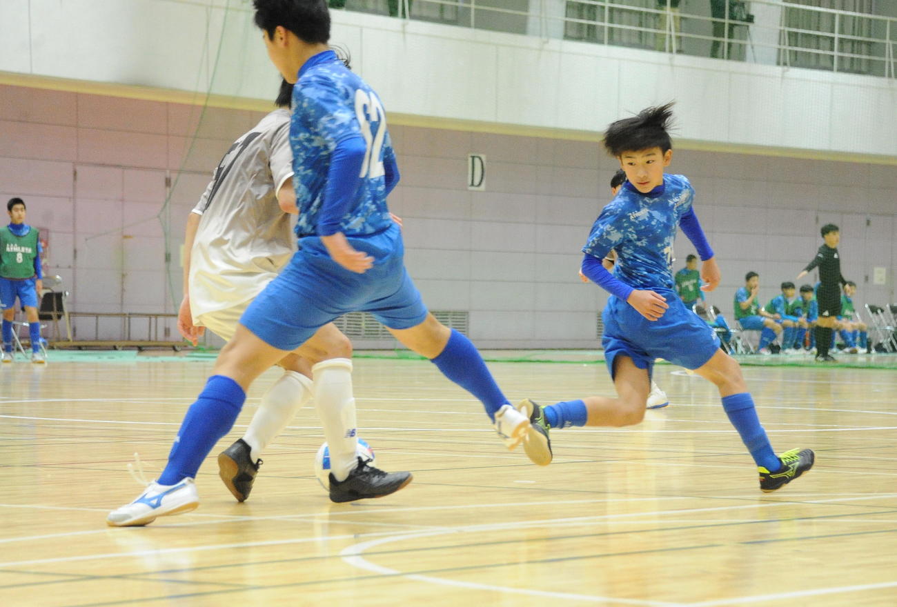 足裏でパスを狙う長岡JYFC Aleqriaの中沢（右）（撮影・小林忠）　