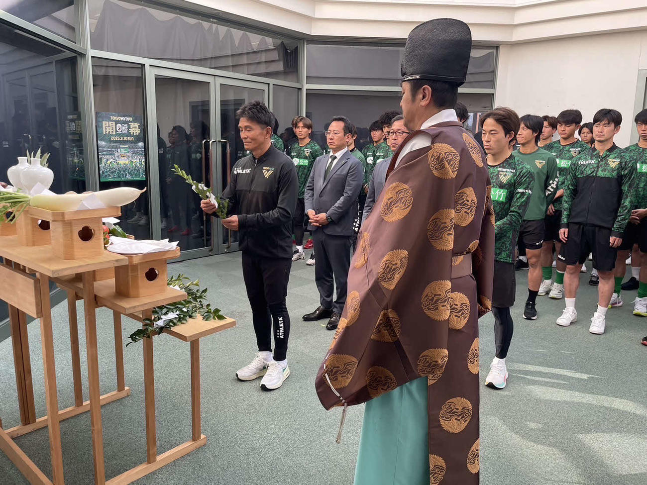 東京Vの必勝祈願で玉串を奉納する城福浩監督（東京V提供）