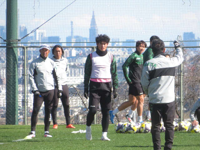 東京Vの城福監督（右手前）は練習中に緩さが見えたチームに対し叱責（しっせき）する
