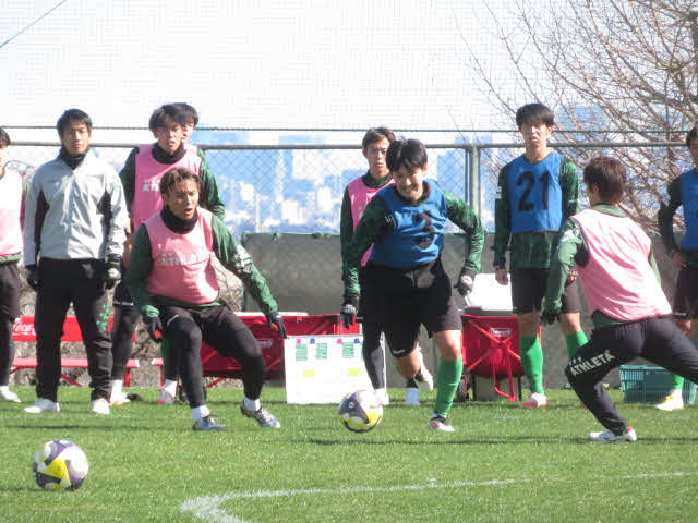東京Vの平川怜（中央）は練習でアグレッシブなプレーを披露する