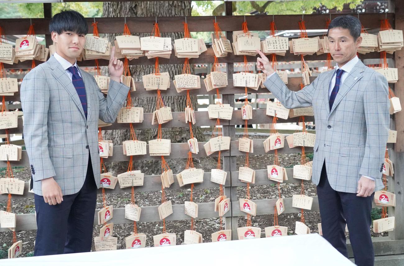 必勝祈願を行ったFC東京MF寺山翼（左）と松橋力蔵監督（撮影・佐藤成）