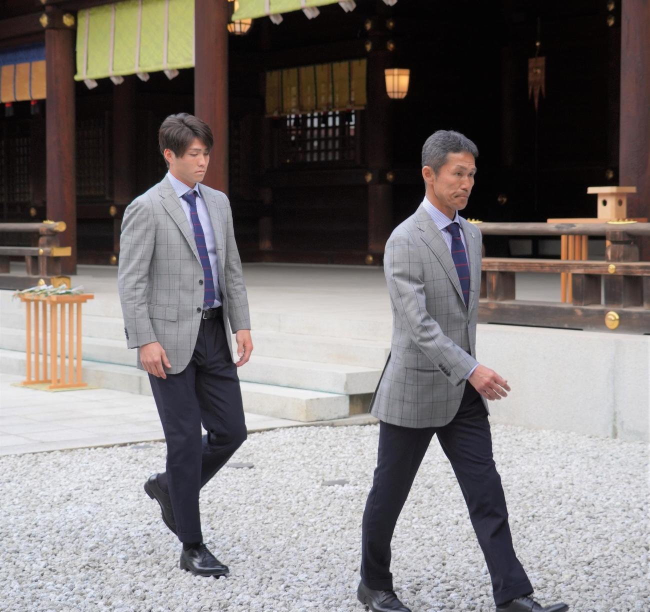 必勝祈願を行ったFC東京DF高橋誠二（左）と松橋力蔵監督（撮影・佐藤成）