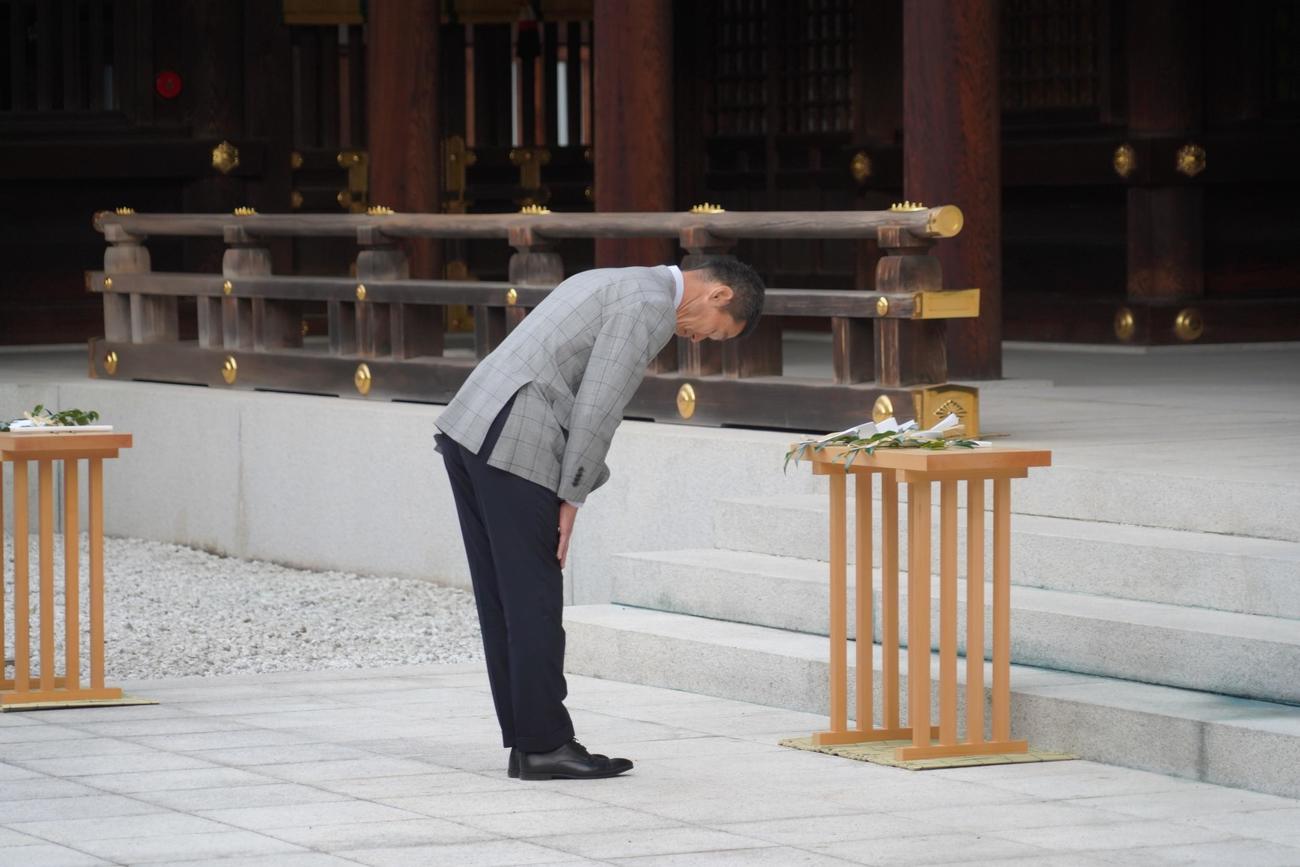 必勝祈願を行ったFC東京の松橋力蔵監督（撮影・佐藤成）