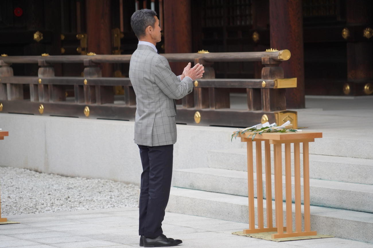 必勝祈願を行ったFC東京の松橋力蔵監督（撮影・佐藤成）