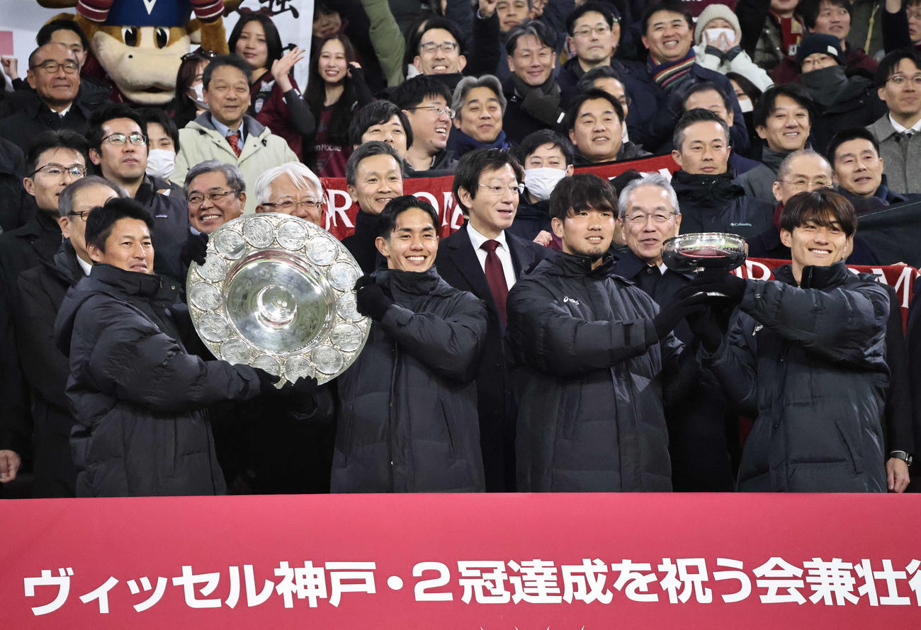 「ヴィッセル神戸・2冠達成を祝う会兼壮行会」で観客と記念写真に収まるヴィッセル神戸の選手ら。前列左から吉田孝行監督、武藤嘉紀、岩波拓也、鍬先祐弥（撮影・竹本穂乃加）