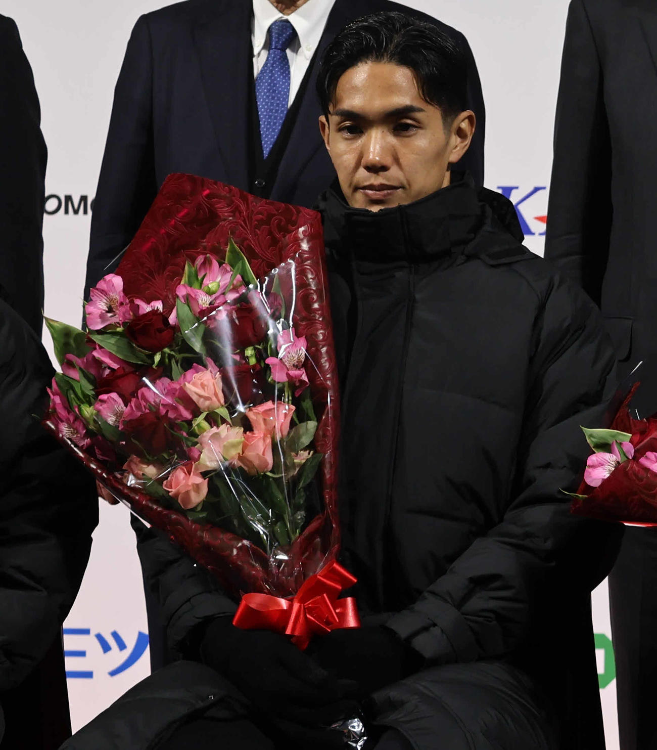花束を手に持つ武藤嘉紀（撮影・竹本穂乃加）