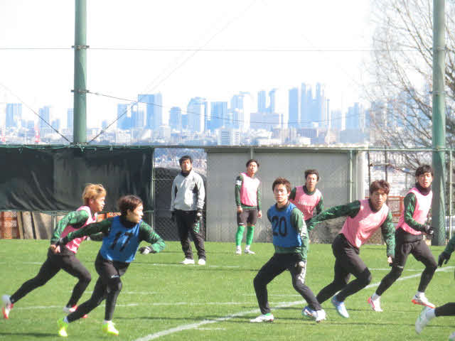 クロスボールに合わせ、ゴール前に走り込む東京Vの木村勇大（右から2人目）ら選手たち