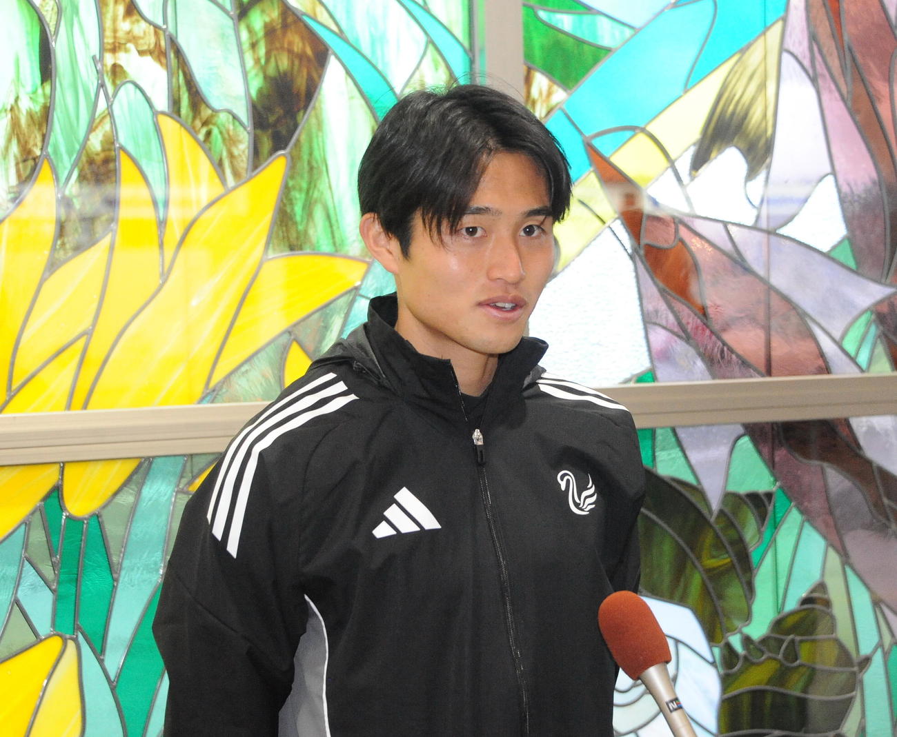 高知3次キャンプ出発前に取材対応する宮本副主将