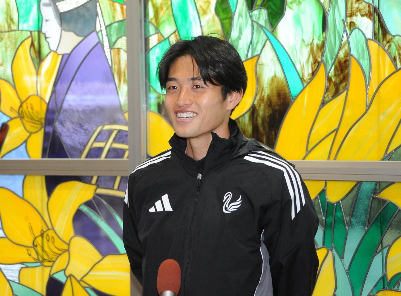 高知3次キャンプ出発前に取材対応する宮本副主将