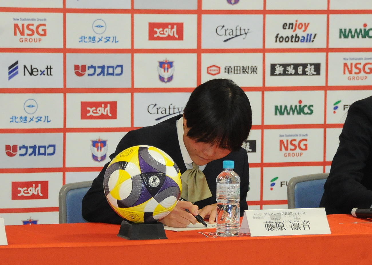 新加入会見でプロ1年目の決意を色紙に記す藤原（撮影・小林忠）