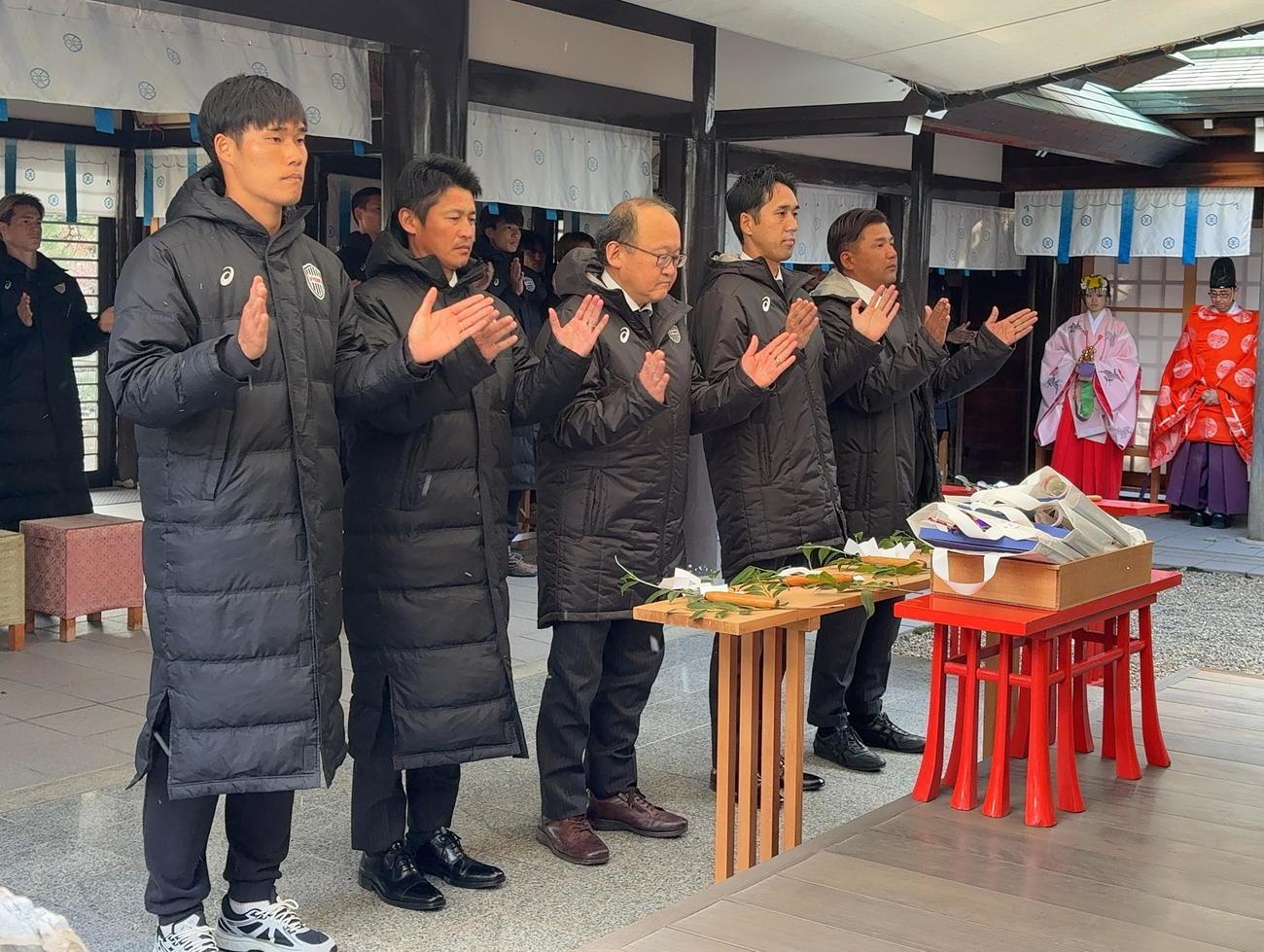 必勝祈願を行った神戸の、左からDF山川、吉田監督、三木谷副会長、千布社長、永井SD（撮影・永田淳）